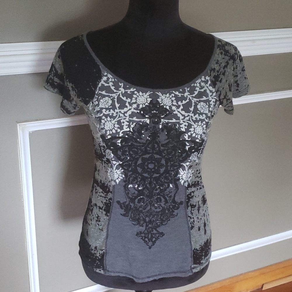 Daytrip Distressed T Shirt Size XS